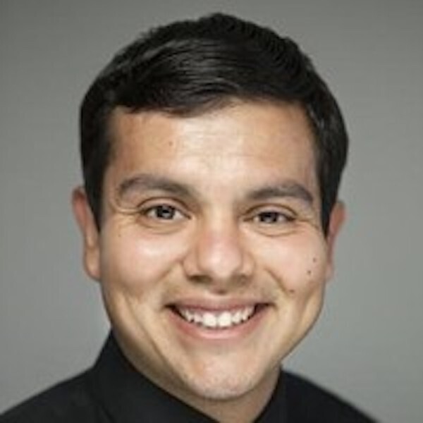 Alejandro Lozano_Verizon_Headshot.jpeg